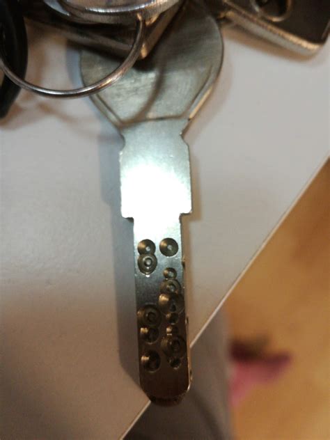 Schlüssel ersetzen mit Hilfe des Schließzylinders